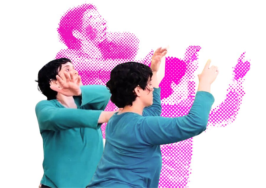 Duas participantes da oficina Corpo Lúdico, Alma Brincante em movimento, com os braços erguidos diante de um grafismo em magenta